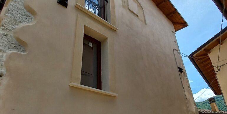4 fronte su via-la-caia