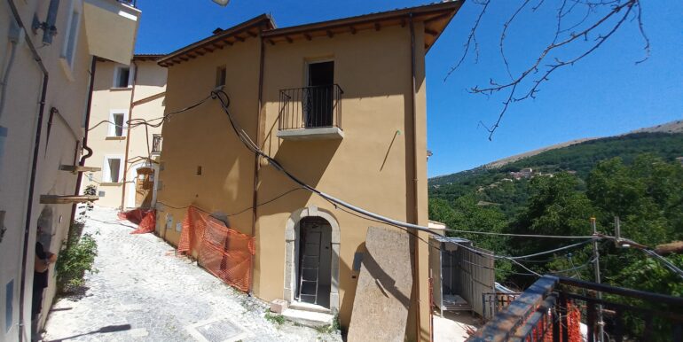 4 fronte-strada