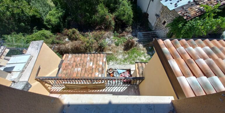 45 veduta-verso-balcone-portico-e lavanderia-piani-inferiori
